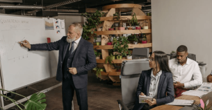 Cara Menggunakan AI untuk Iklan Facebook & Google Ads: Strategi Melejitkan ROI 2026