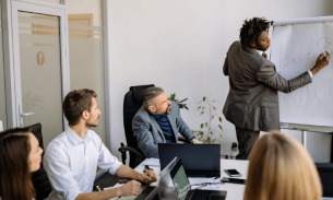 Perbandingan AI untuk CRM: Mana yang Paling Worth It?